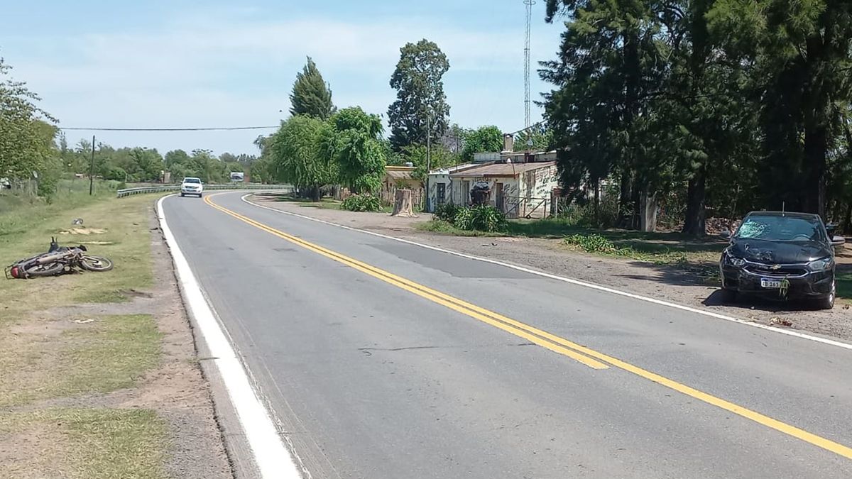 La moto que conducía la joven corondina quedó de un lado de la ruta y el auto del otro lado.