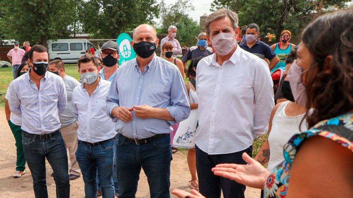 El gobernador y el intendente dialogaron con los vecinos antes de la apertura de sobres.