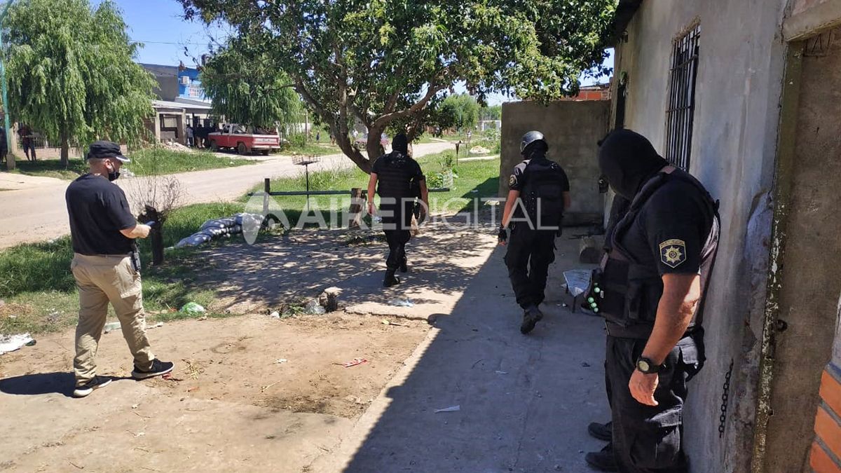 El operativo que arrojó resultados positivos se inició luego de que un hombre denunciara el ataque a balazos a su vivienda.