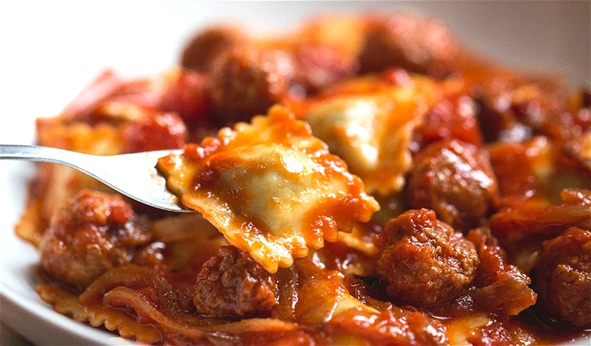 La salsa es una parte fundamental de los ravioles con estofado. La salsa es una parte fundamental de los ravioles con estofado.