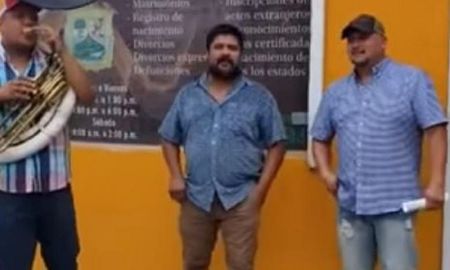 Video viral: un hombre se divorció y llevó una banda al Registro Civil para festejarlo. Video viral: un hombre se divorció y llevó una banda al Registro Civil para festejarlo.