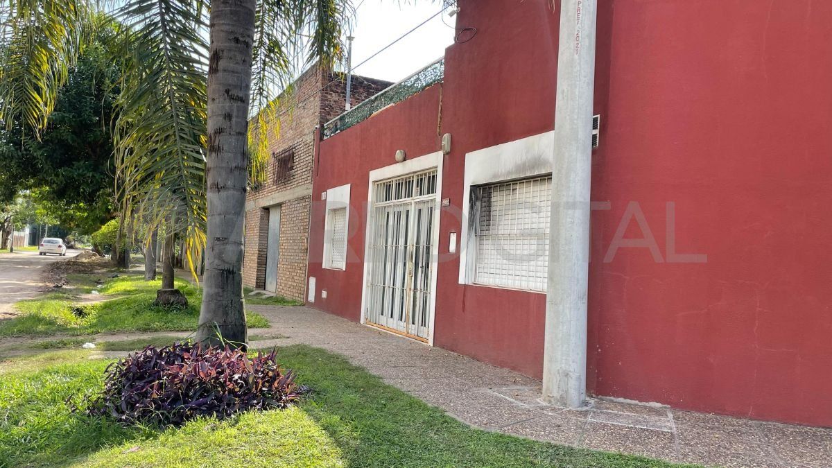 Personal de la policía, Bomberos Zapadores y una ambulancia del 107 llegaron esta madrugada a la casa incendiada en barrio San Martín. Personal de la policía, Bomberos Zapadores y una ambulancia del 107 llegaron esta madrugada a la casa incendiada en barrio San Martín.