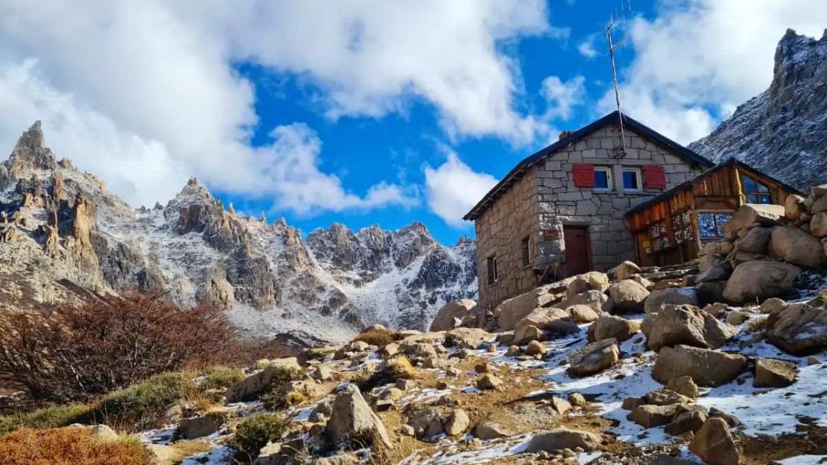 El Refugio Frey, construido &iacute;ntegramente en piedra, se mimetiza con las agujas de granito del Cerro Catedral frente a la Laguna Toncek.