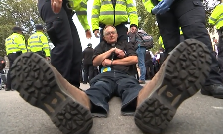 Un sacerdote se cosió los labios para protestar en contra del cambio climático Un sacerdote se cosió los labios para protestar en contra del cambio climático