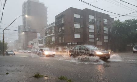 En el centro de la ciudad se acumuló mucha agua. En el centro de la ciudad se acumuló mucha agua.