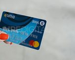 En Santa Fe son 109.553 los plásticos otorgados, lo que beneficia a aproximadamente 200 mil niños, mientras que el monto de fondos que ingresaron a la economía santafesina a través de las Tarjetas desde el inicio del reparto es de 1.796 millones de pesos. En Santa Fe son 109.553 los plásticos otorgados, lo que beneficia a aproximadamente 200 mil niños, mientras que el monto de fondos que ingresaron a la economía santafesina a través de las Tarjetas desde el inicio del reparto es de 1.796 millones de pesos.