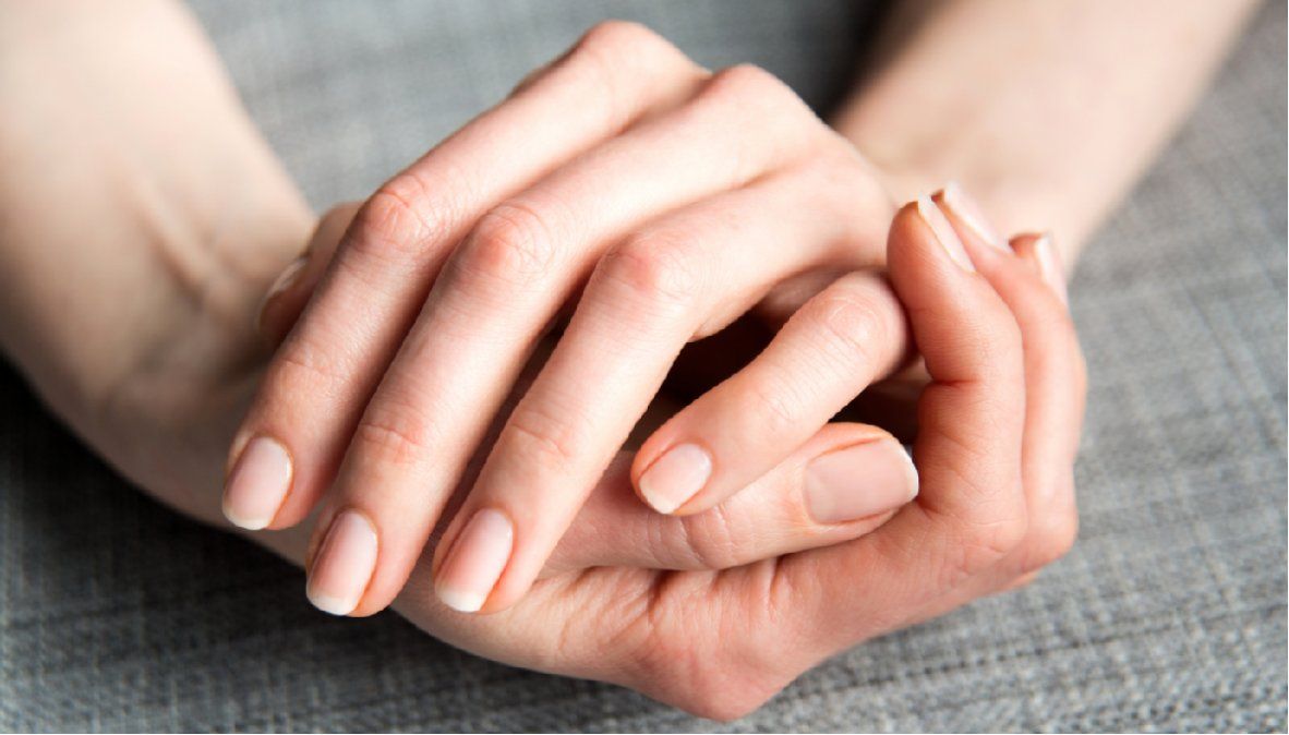 El método natural de utilizar té verde o vinagre de manzana, es muy eficiente para fortalecer tus uñas. 