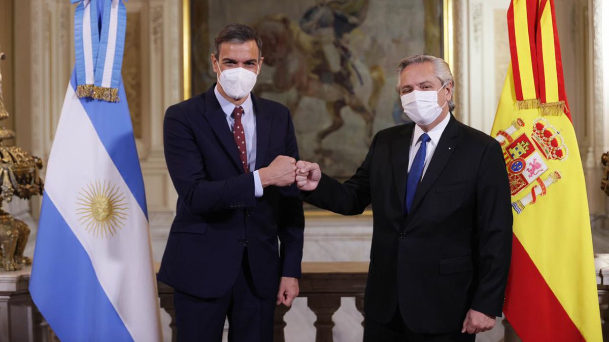 Los mandatarios se tomaron la foto oficial este miércoles frente al gobelino que representa al General Don José de San Martín, en la Casa Rosada.