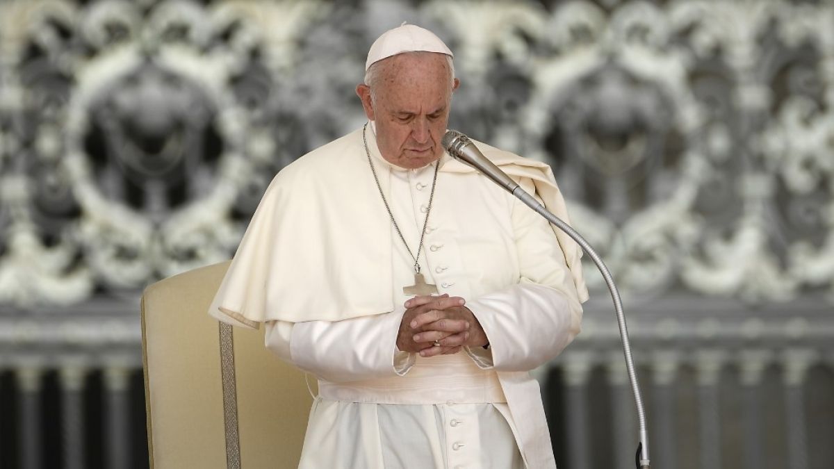 El Papa enmarcó los cambios "en el contexto de los rápidos cambios sociales que experimentamos, bien conscientes de que "no estamos viviendo simplemente una época de cambios, sino un cambio de época".