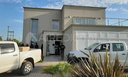 Uno de los procedimientos tuvo lugar en una casa del country Aires del Llano. Allí residen varios imputados. Uno de los procedimientos tuvo lugar en una casa del country Aires del Llano. Allí residen varios imputados.