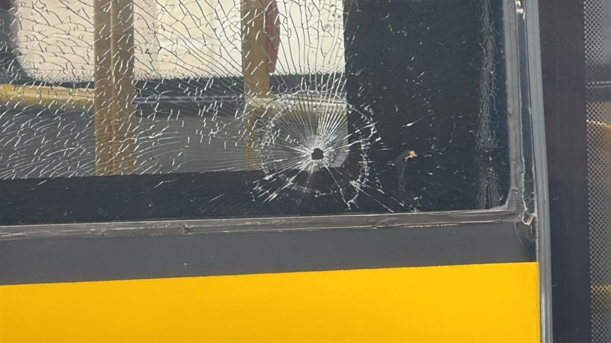 Atacaron a un colectivo de la línea 8 en Santa Fe e investigan si fue un disparo o un piedrazo.