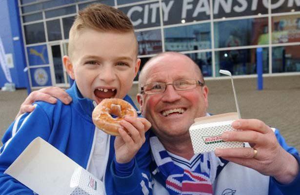 El día que el dueño de Leicester regaló cervezas y donas por su cumpleaños
