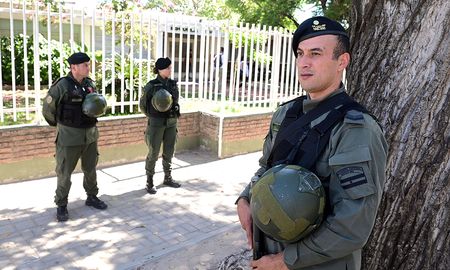 El efecto de generar pánico en las escuelas es demoledor. El jueves, en medio de la ola de mensajes falsos, desconocidos balearon la escuela Nº 6.383, de barrio Belgrano. Al otro día los directivos decidieron no abrir las puertas. El efecto de generar pánico en las escuelas es demoledor. El jueves, en medio de la ola de mensajes falsos, desconocidos balearon la escuela Nº 6.383, de barrio Belgrano. Al otro día los directivos decidieron no abrir las puertas.