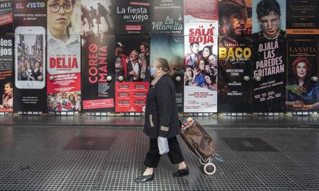 Desde este viernes a la noche en la Ciudad de Buenos Aires los teatros que hayan conseguido la habilitación correspondiente podrán comenzar con las obras con público en las salas. Desde este viernes a la noche en la Ciudad de Buenos Aires los teatros que hayan conseguido la habilitación correspondiente podrán comenzar con las obras con público en las salas.