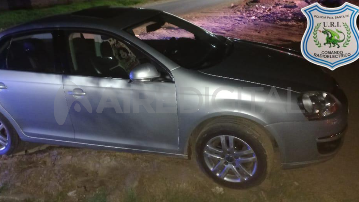 El primer auto abandonado, tras ser robado, es un Volkswagen Vento. El primer auto abandonado, tras ser robado, es un Volkswagen Vento.