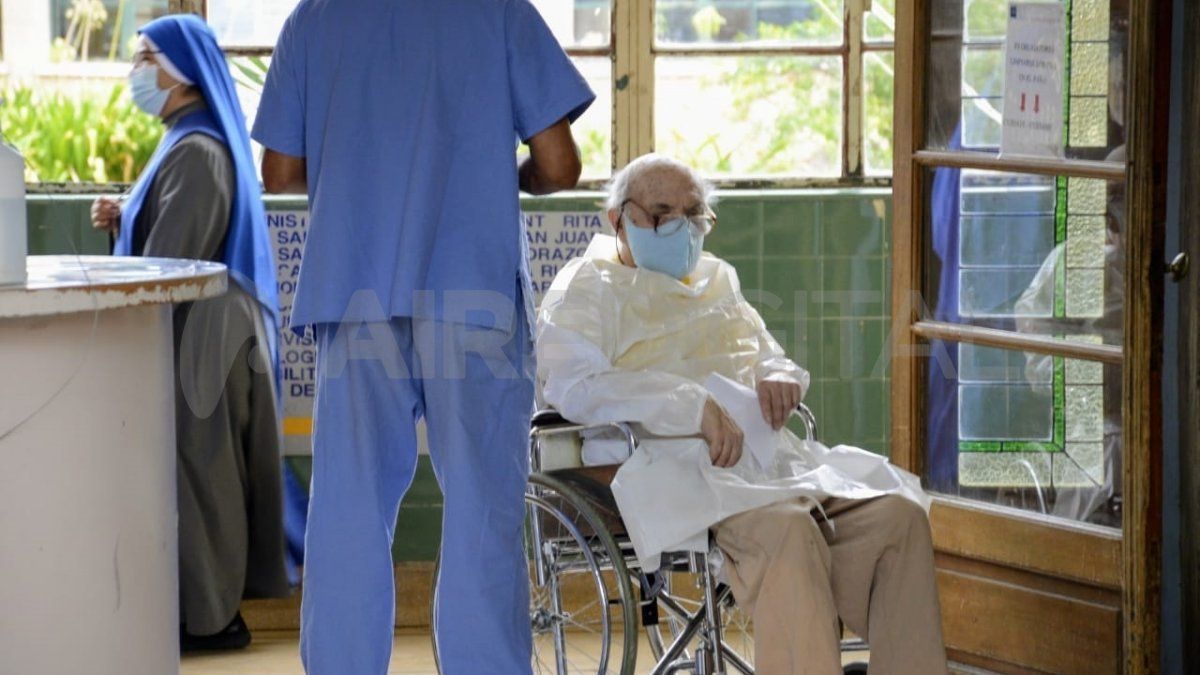 Distintas instituciones aseguran que tienen dudas respecto de las salidas de las personas que residen en geriátricos y que no está claro cómo se va a aplicar el protocolo