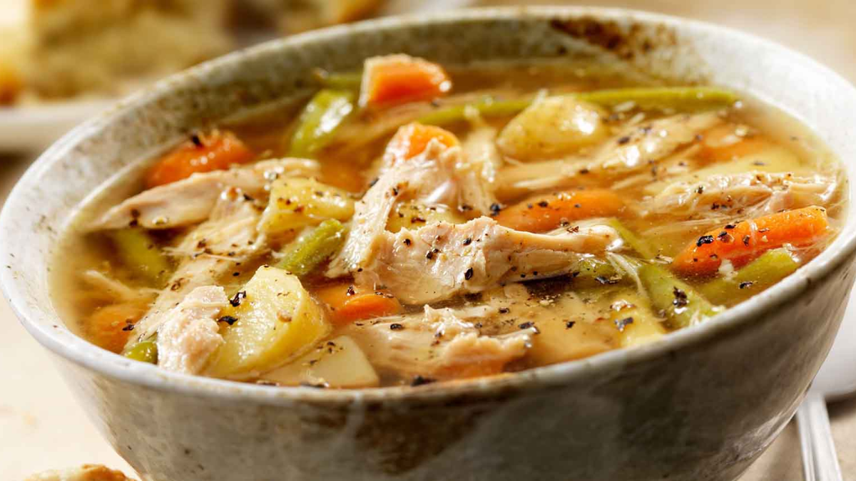 Sopa de pollo: la receta simple y económica para disfrutar en familia