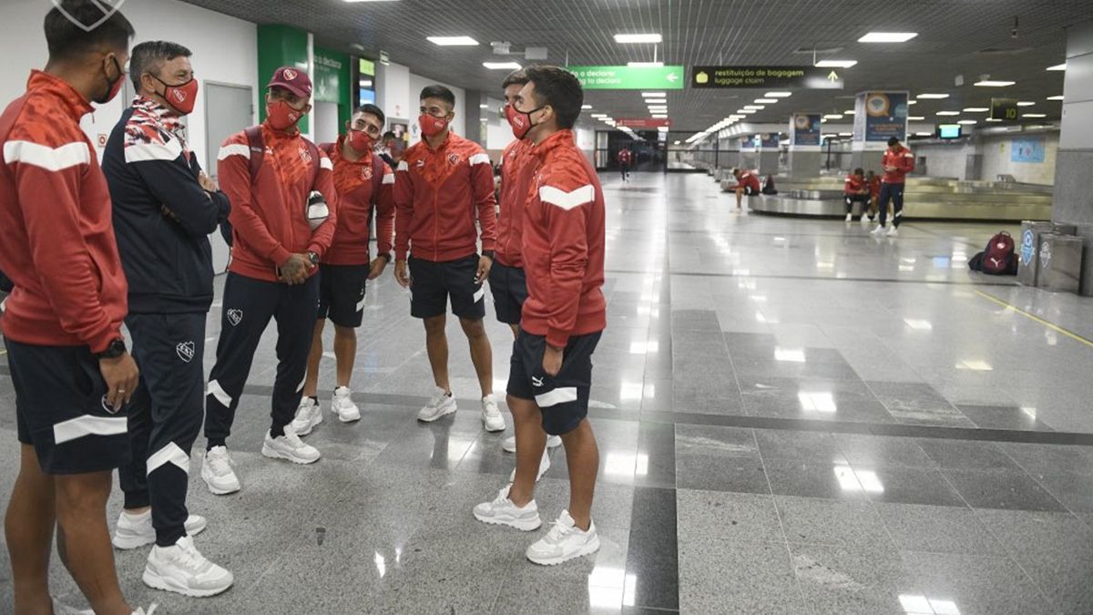 Dos jugadores de Independiente discutieron con la Policía brasileña y fueron apartados del grupo. Los jugadores del Rojo varados todavía no pueden volver a Argentina.