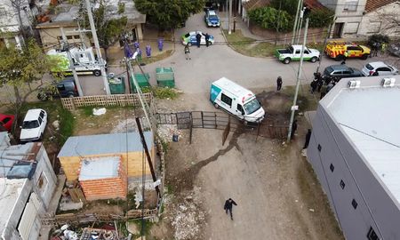 Todas las entradas y salidas del barrio están bloqueadas con vallas de metal y patrulleros. Todas las entradas y salidas del barrio están bloqueadas con vallas de metal y patrulleros.