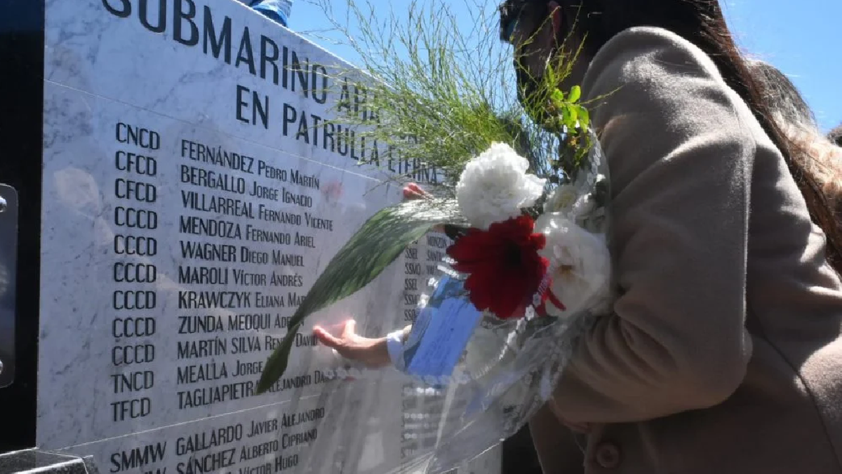 En un emotivo acto desarrollado frente a la Base Naval, se present&oacute; el espacio que recuerda a los tripulantes del submarino.