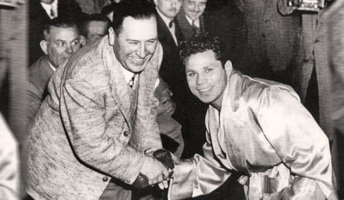 El por entonces presidente de la república, teniente general Juan Domingo Perón, simpatizaba con Gatica, al igual que su esposa, María Eva Duarte y, una noche, tras un triunfo del puntano en el Luna Park, pidió que se lo presentaran. El Mono, con un desparpajo total, tiró una frase que ya es legendaria: “General, dos potencias se saludan”. El por entonces presidente de la república, teniente general Juan Domingo Perón, simpatizaba con Gatica, al igual que su esposa, María Eva Duarte y, una noche, tras un triunfo del puntano en el Luna Park, pidió que se lo presentaran. El Mono, con un desparpajo total, tiró una frase que ya es legendaria: “General, dos potencias se saludan”.