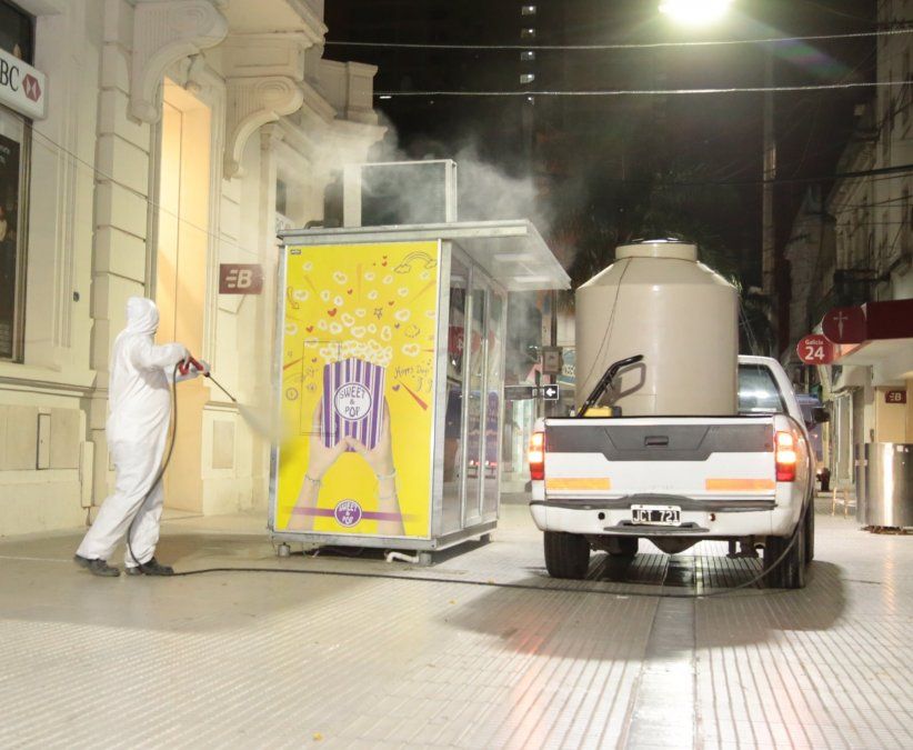Las tareas de desinfección en la peatonal santafesina antes de la apertura de los comercios.&nbsp;
