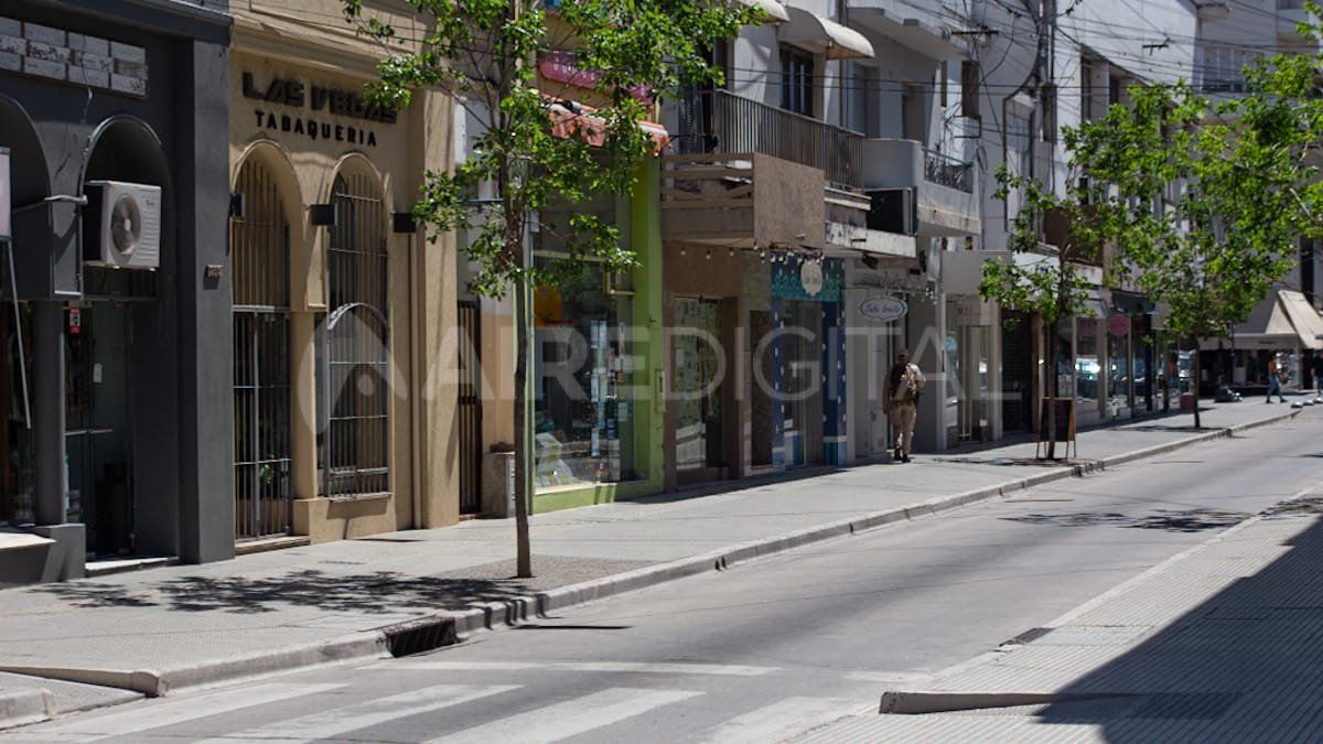El atraco sucedió cuando la víctima caminaba por la vereda sur de de calle Mendoza, antes de llegar a su intersección con 25 de Mayo.