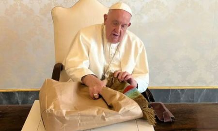 El Papa Francis recibió el poncho santafesino elaborado en Fortín Olmos. El Papa Francis recibió el poncho santafesino elaborado en Fortín Olmos.