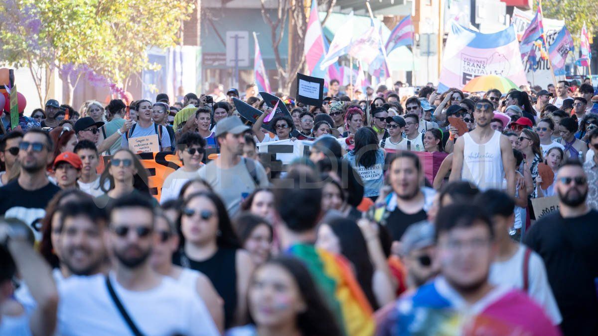 Diversidad en movimiento. Jóvenes, familias y aliados avanzaron por el recorrido, demostrando que el orgullo es una celebración para todos