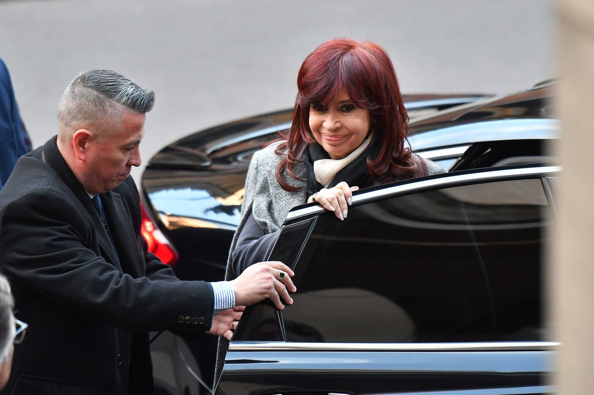 La expresidenta Cristina Kirchner arribó a los tribunales federales de Comodoro Py donde declara hoy en el juicio sobre el intento de magnicidio que sufrió en 2022 y que tiene como acusados a los integrantes de "La banda de los copitos". FOTO: CLAUDIO FANCHI / NA La expresidenta Cristina Kirchner arribó a los tribunales federales de Comodoro Py donde declara hoy en el juicio sobre el intento de magnicidio que sufrió en 2022 y que tiene como acusados a los integrantes de "La banda de los copitos". FOTO: CLAUDIO FANCHI / NA
