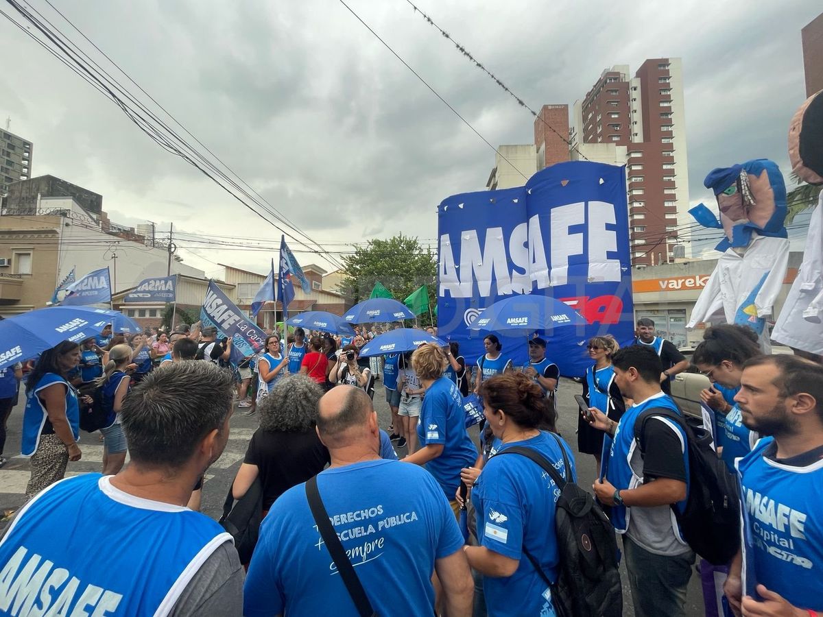 Los docentes realizaron una marcha por la tarde del lunes.