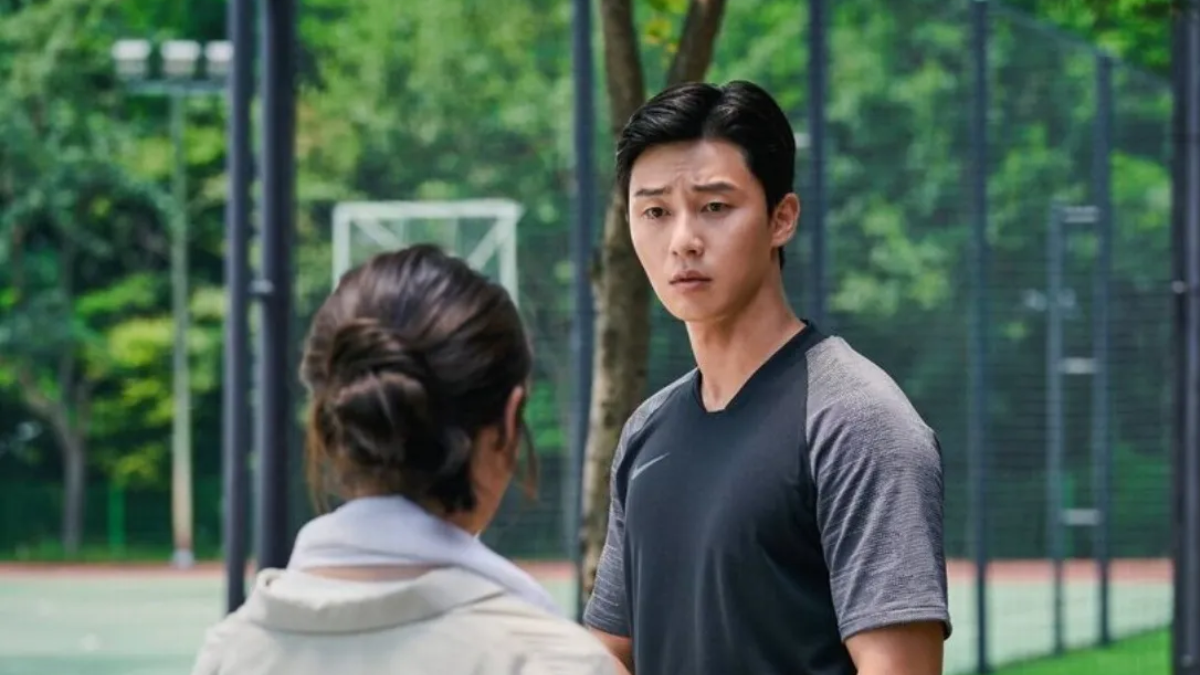 La divertida película coreana protagonizada por Park Seo Joon y IU que dura un poco más de dos horas y está en Netflix