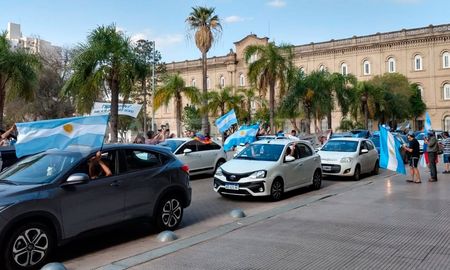 La caravana de autos por el Día de la Lealtad Peronista en Santa Fe partió desde el faro a las 16 y finalizó en Casa de Gobierno. La caravana de autos por el Día de la Lealtad Peronista en Santa Fe partió desde el faro a las 16 y finalizó en Casa de Gobierno.
