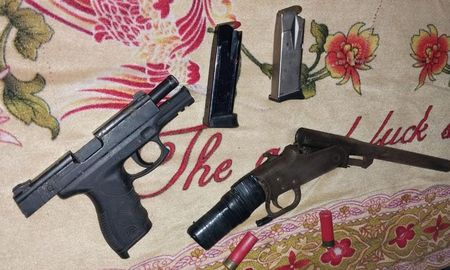 Las armas que la policía le secuestró a la madre del joven que llegó con la pistola a la escuela. Las armas que la policía le secuestró a la madre del joven que llegó con la pistola a la escuela.