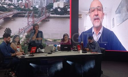 En el tramo final de la guerra, el periodista Adrián Pignatelli recordó que los ingleses querían que el ejército argentino firme rápidamente la rendición para evitar los ataques de la fuerza aérea. En el tramo final de la guerra, el periodista Adrián Pignatelli recordó que los ingleses querían que el ejército argentino firme rápidamente la rendición para evitar los ataques de la fuerza aérea.