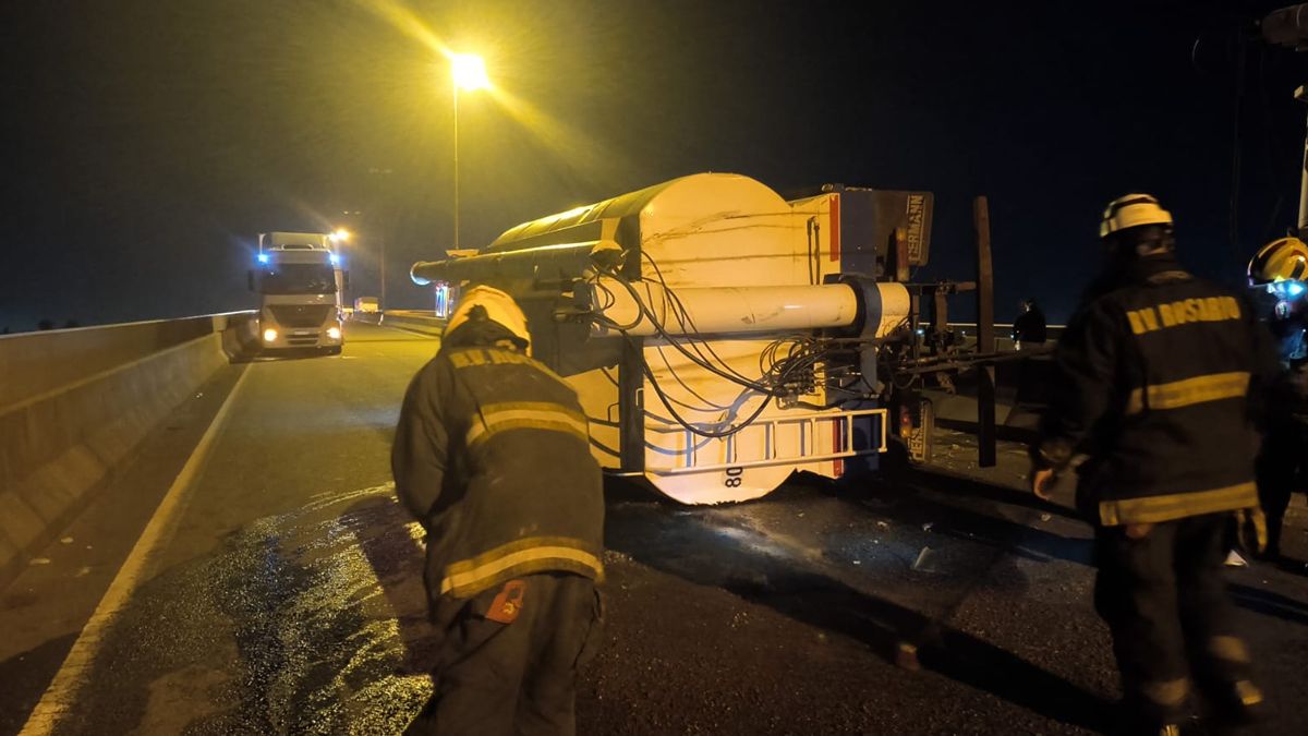 Bomberos trabajaron durante la madrugada tras el vuelco de un camión cisterna sobre el puente Rosario-Victoria. Bomberos trabajaron durante la madrugada tras el vuelco de un camión cisterna sobre el puente Rosario-Victoria.