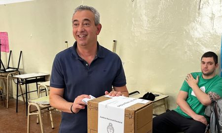 El intendente de Rosario, Pablo Javkin, emitió su voto este domingo y llamó a escuchar al país. El intendente de Rosario, Pablo Javkin, emitió su voto este domingo y llamó a escuchar al país.