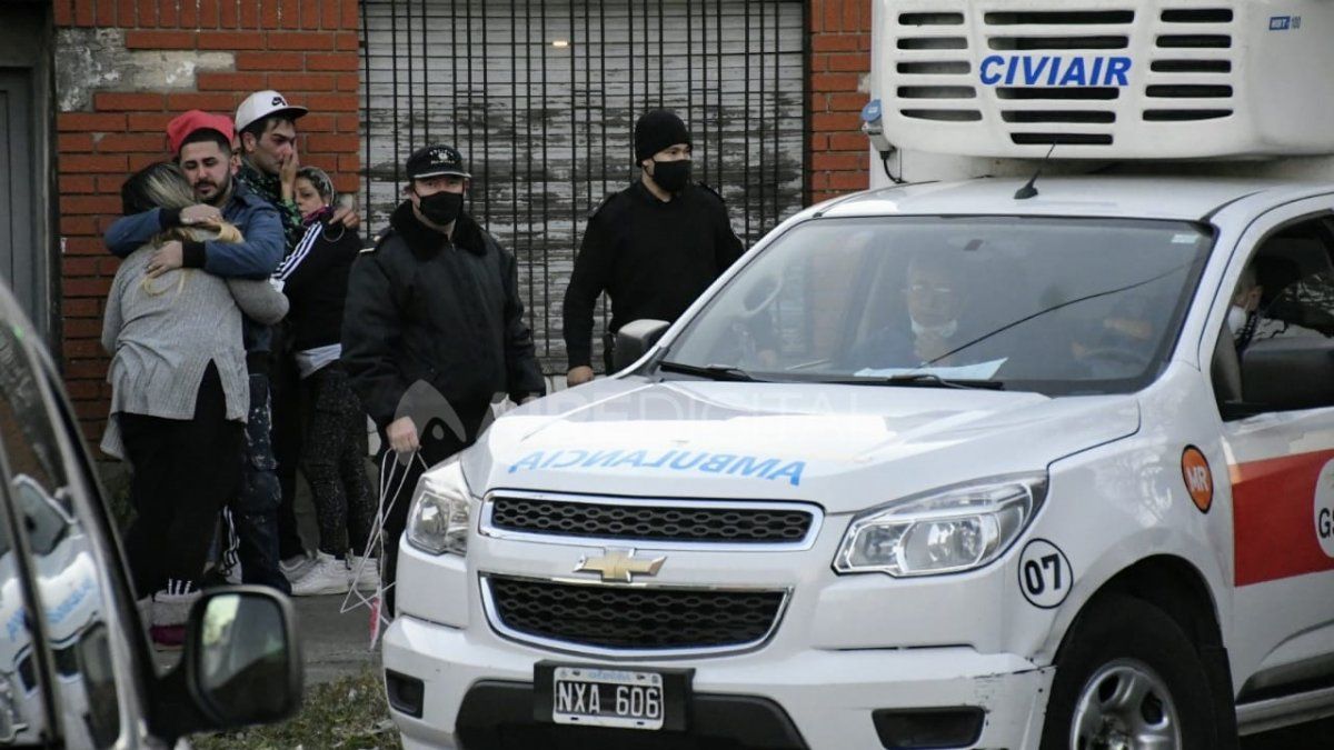 Desconsuelo. Los familiares de la víctima entre llantos por el homicidio.