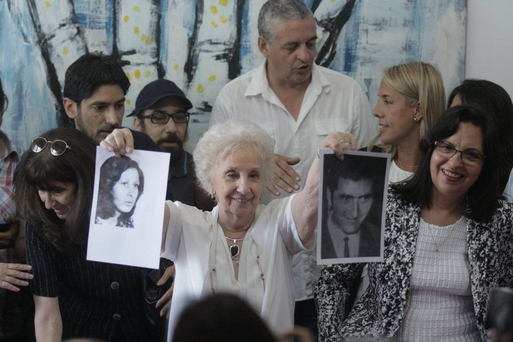 Estela de Carloto junto a la nieta 127.