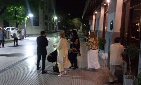 La Policía llegó al restaurante del Castelar Hotel junto a inspectores municipales y personal de Fiscalía. (Foto cedida por la Policía de Santa Fe). La Policía llegó al restaurante del Castelar Hotel junto a inspectores municipales y personal de Fiscalía. (Foto cedida por la Policía de Santa Fe).