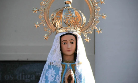 Con humildad y devoción, los fieles confían en la protección divina de la Virgen de Itatí. Con humildad y devoción, los fieles confían en la protección divina de la Virgen de Itatí.