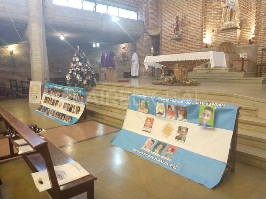 Con más fotos en el arbolito, se realizó la misa por las víctimas inocentes de la inseguridad