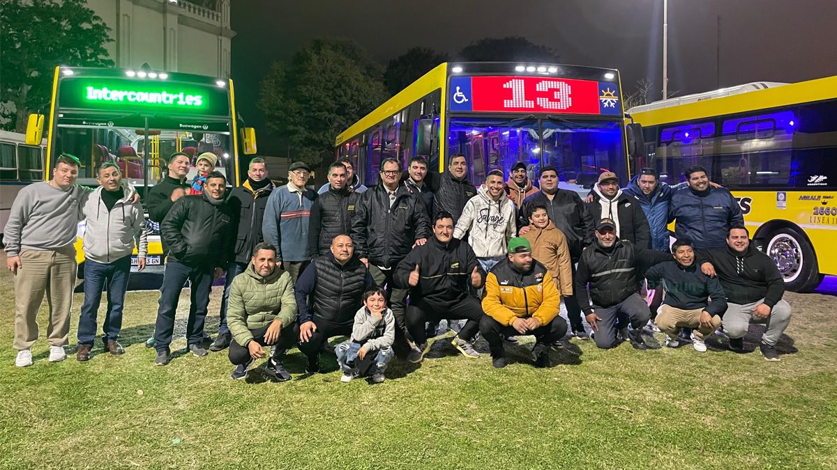Una muestra de fierros, fe y familia: más de 150 vehículos copan la Basílica de Guadalupe. Una muestra de fierros, fe y familia: más de 150 vehículos copan la Basílica de Guadalupe.