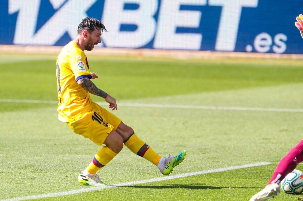 Lionel Messi instantes antes de marcar su primero de los dos goles que anot&oacute; frente al Deportivo Alav&eacute;s por La Liga.