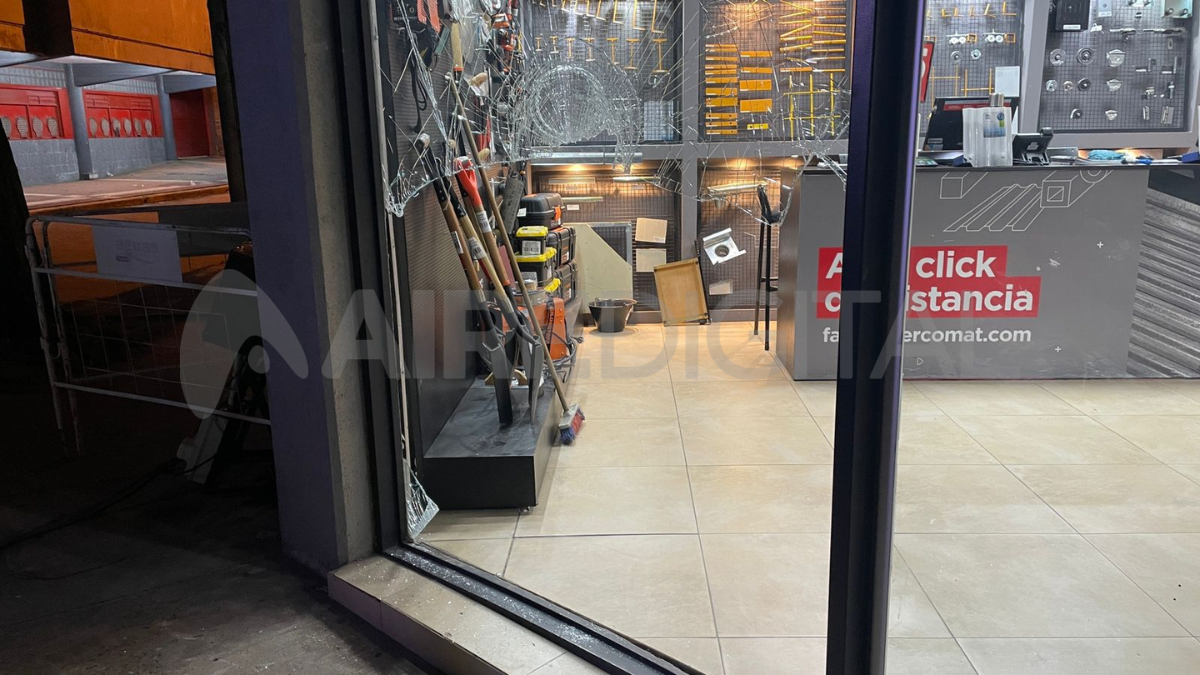 Los atacantes lograron llevarse máquinas de soldar y herramientas de tamaño pequeño. Los atacantes lograron llevarse máquinas de soldar y herramientas de tamaño pequeño.