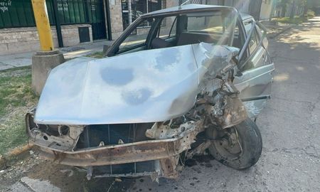 Un Renault 9 impactó contra las punteras ubicadas sobre la avenida, lo que provocó importantes daños en el frente del vehículo. Un Renault 9 impactó contra las punteras ubicadas sobre la avenida, lo que provocó importantes daños en el frente del vehículo.