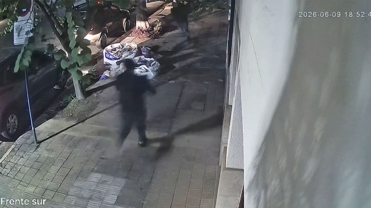 La huida de los ladrones tras alzarse de un botín millonario en el barrio Constituyentes. La huida de los ladrones tras alzarse de un botín millonario en el barrio Constituyentes.