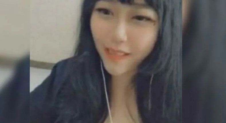 A influencer le falló el filtro de “juventud” y fue desenmascarada