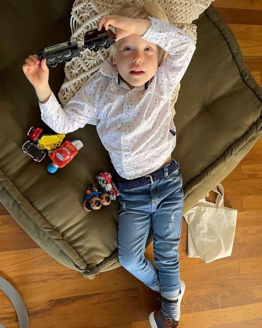 Se lució con camisa, jean y gomina. 