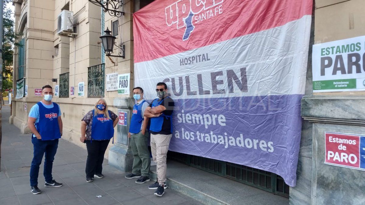 En la puerta del Hospital Cullen, los gremios acatan el paro. 